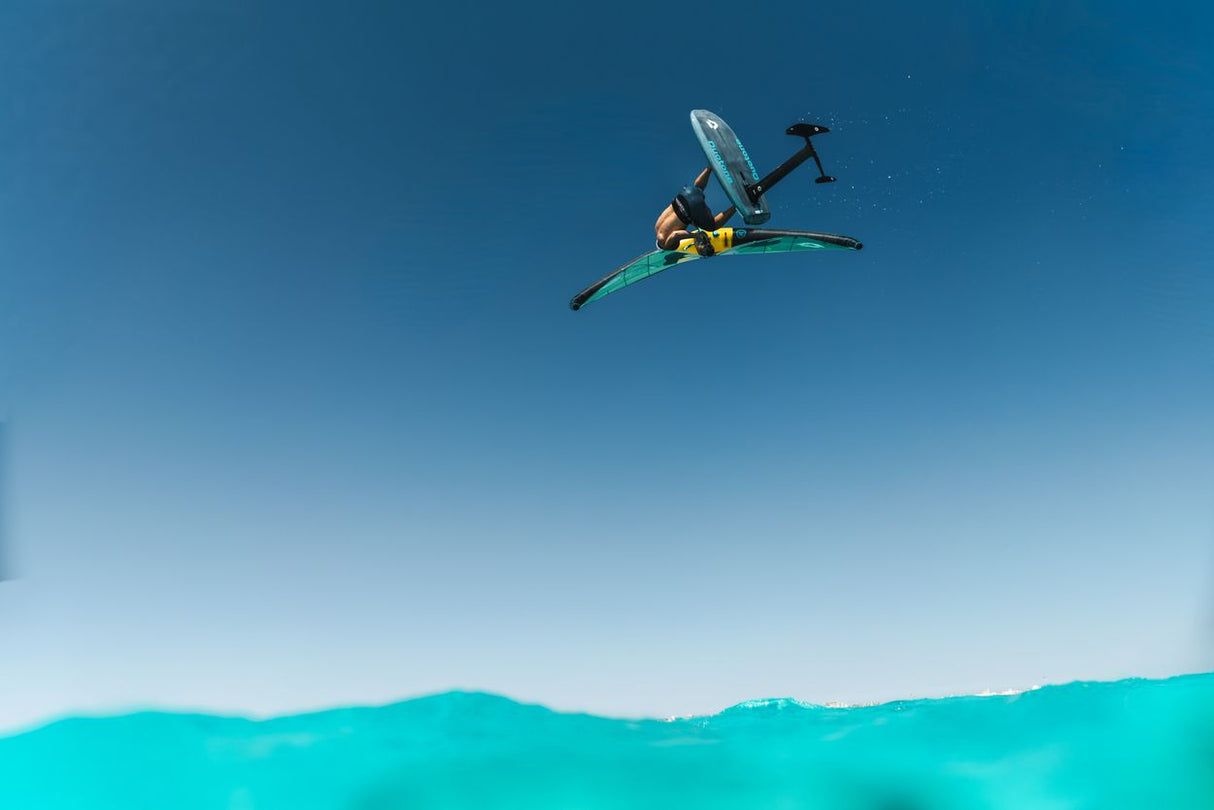 Duotone Sky Style SLS 2027 Kiteboard in Gelb und Grün mit schwarzen Streben, Luftaufnahme über türkisblauem Wasser