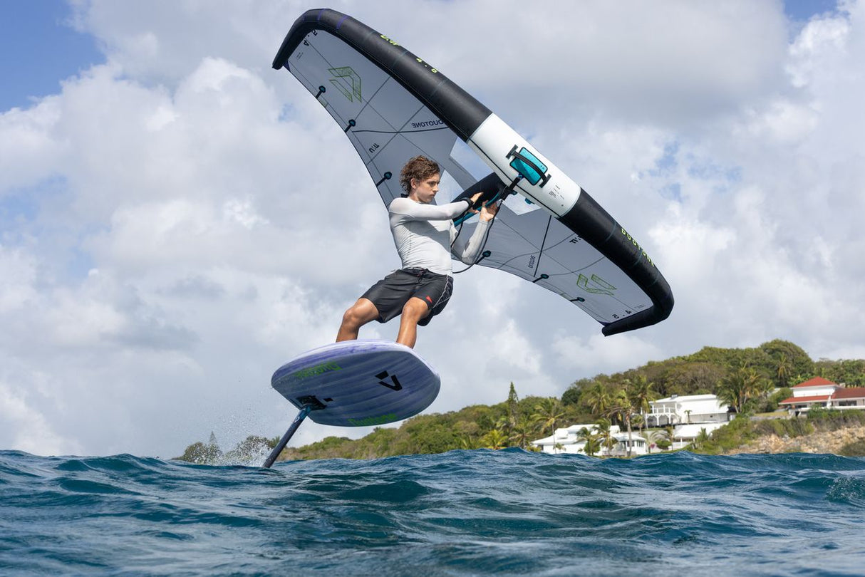 Duotone Sky Style 2027 Kiteboard mit schwarzen und grauen Panels, Sportler in Aktion über Wasser, Action-Perspektive