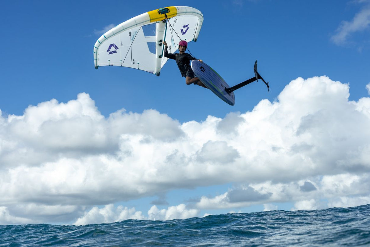 Duotone Sky Style 2027 Kitesegel weiß-gelb mit Sportler in Aktion über dem Wasser, Frontalansicht