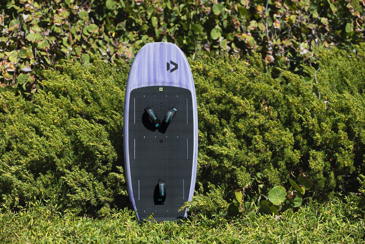 Duotone Sky Style 2027 Kiteboard mit hellem und dunklem Design, Draufsicht auf Gras