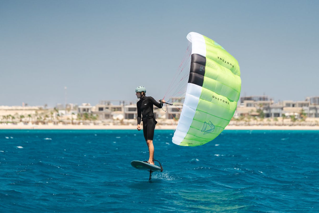 Duotone Skybrid SLS 2027 Kiteboard grün-weiß mit Sportler in Aktion auf dem Wasser