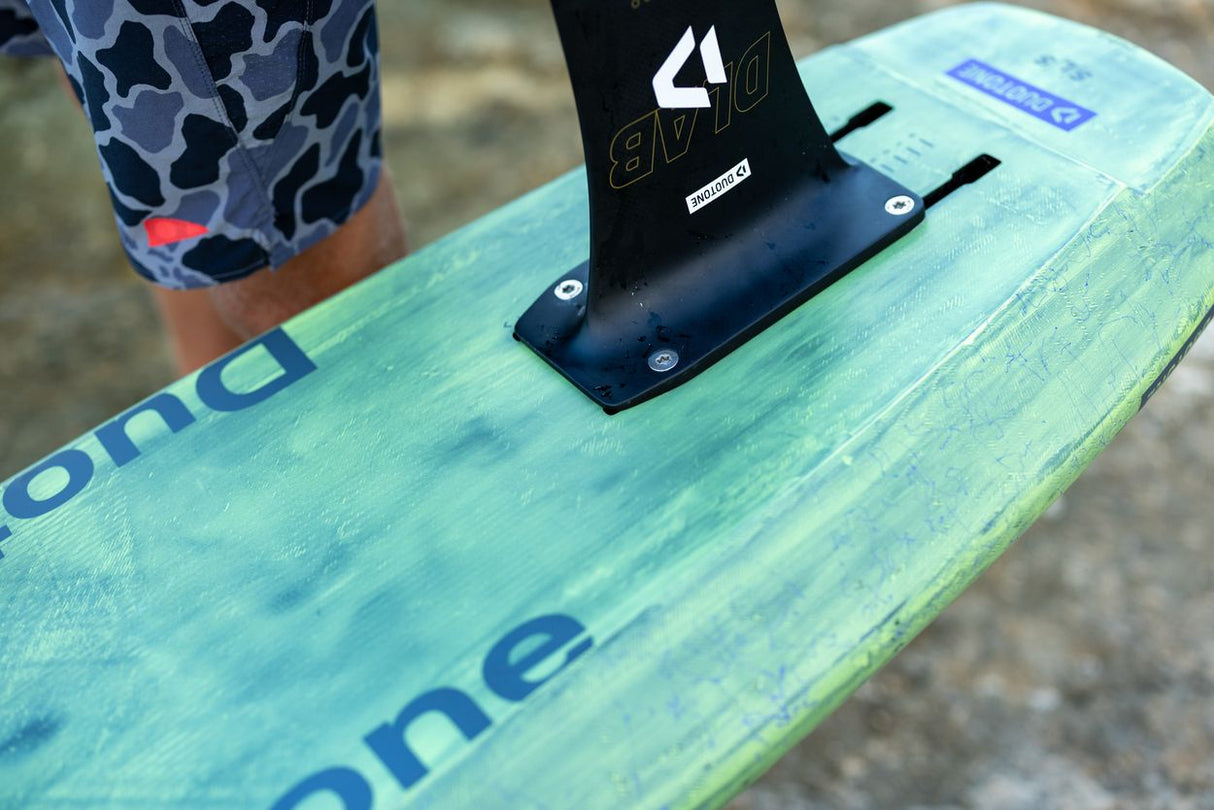 Duotone Trace SLS 2027 Kiteboard türkis mit schwarzem Fußpad, Detailansicht der Bindung
