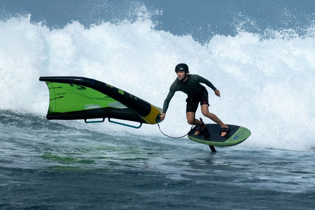 Duotone Trace SLS 2027 Kiteboard grün-schwarz in Aktion auf dem Wasser mit Kitesurfer