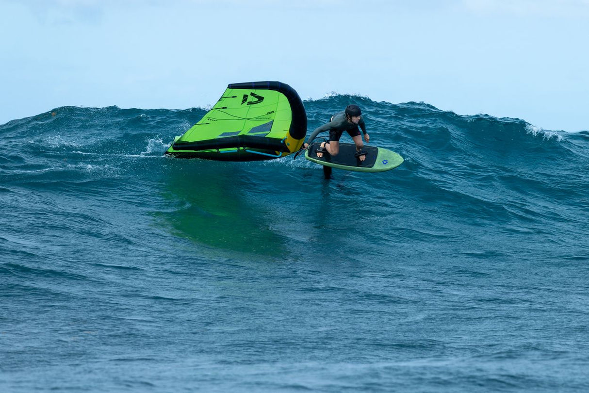 Duotone Trace SLS 2027 Kite in Neongelb und Schwarz mit Sportler im Meer, Actionaufnahme beim Kitesurfen