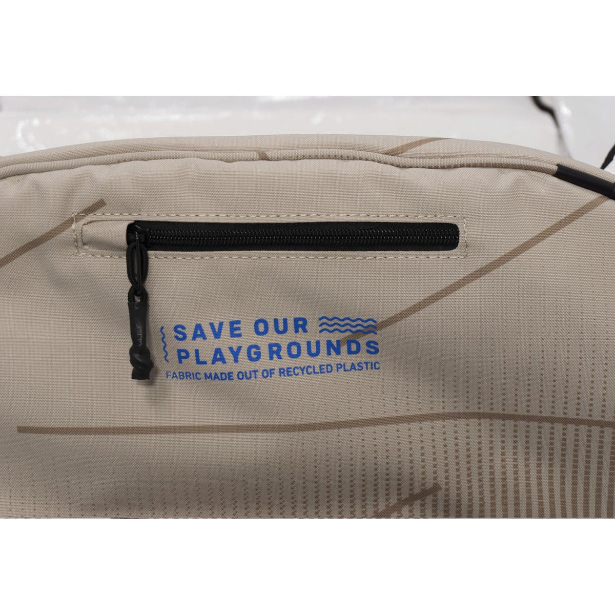 Duotone Team Bag 2027 in Creme und Schwarz mit recyceltem Material und schwarzem Reißverschluss, Detailansicht