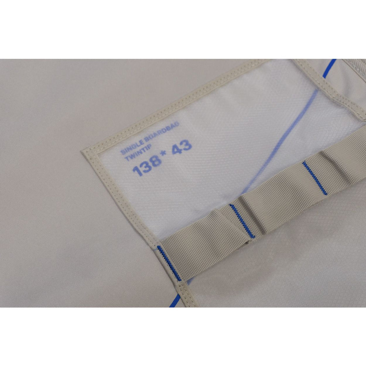 Duotone Boardbag Single Twintip 2027 weiß mit blauem Etikett und Griffen, Detail der Beschriftung und Nähte