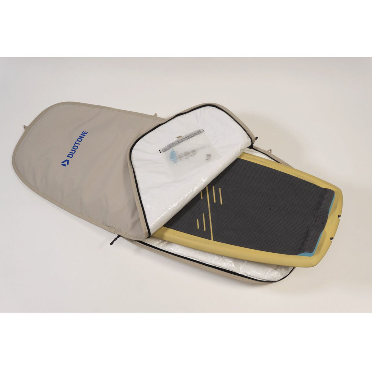 Duotone Boardbag Single Foil 2027 grau mit gelbem Foilboard, geöffnet, Draufsicht, Schutztasche mit Reißverschluss