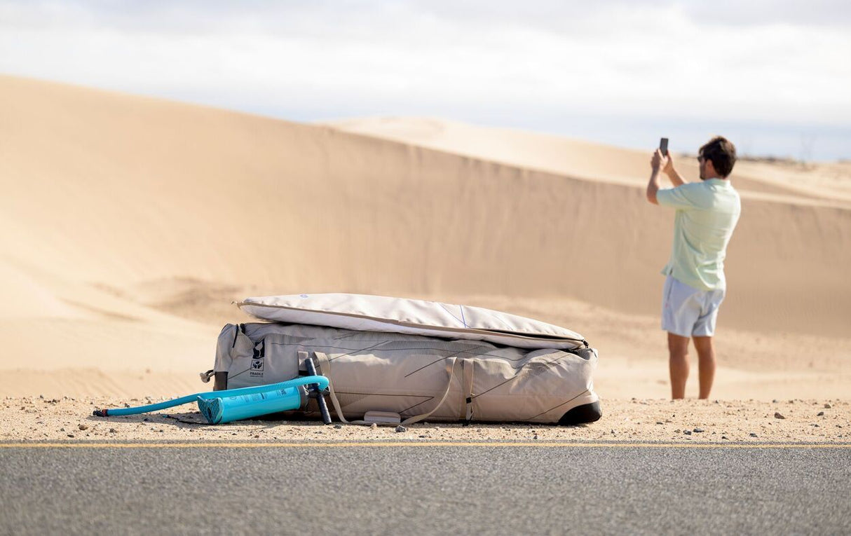 Duotone Boardbag Single Foil 2027 grau-blau am Strand mit Foilboard, Frontalansicht