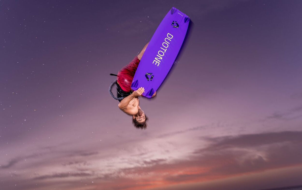 Duotone Jaime SLS 2027 Kiteboard in Violett, Athlet in Aktion beim Sprung gegen Himmel, Draufsicht