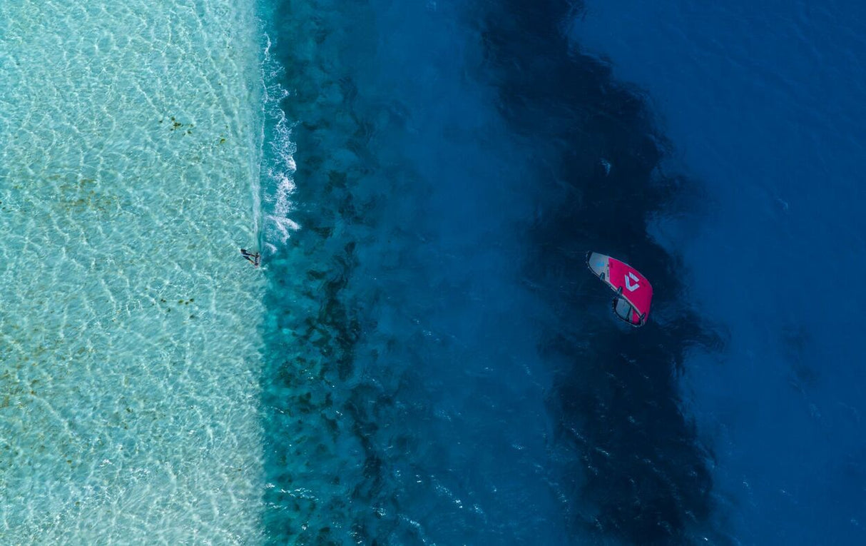 Duotone Select Concept Blue 2027 Kiteboard Luftaufnahme über türkisblauem Wasser mit tiefblauem Ozean