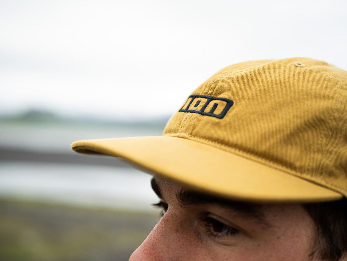 ION Cap Session 2026 in Gelb mit geschwungener Krempe und ION Logo, Seitenansicht getragen