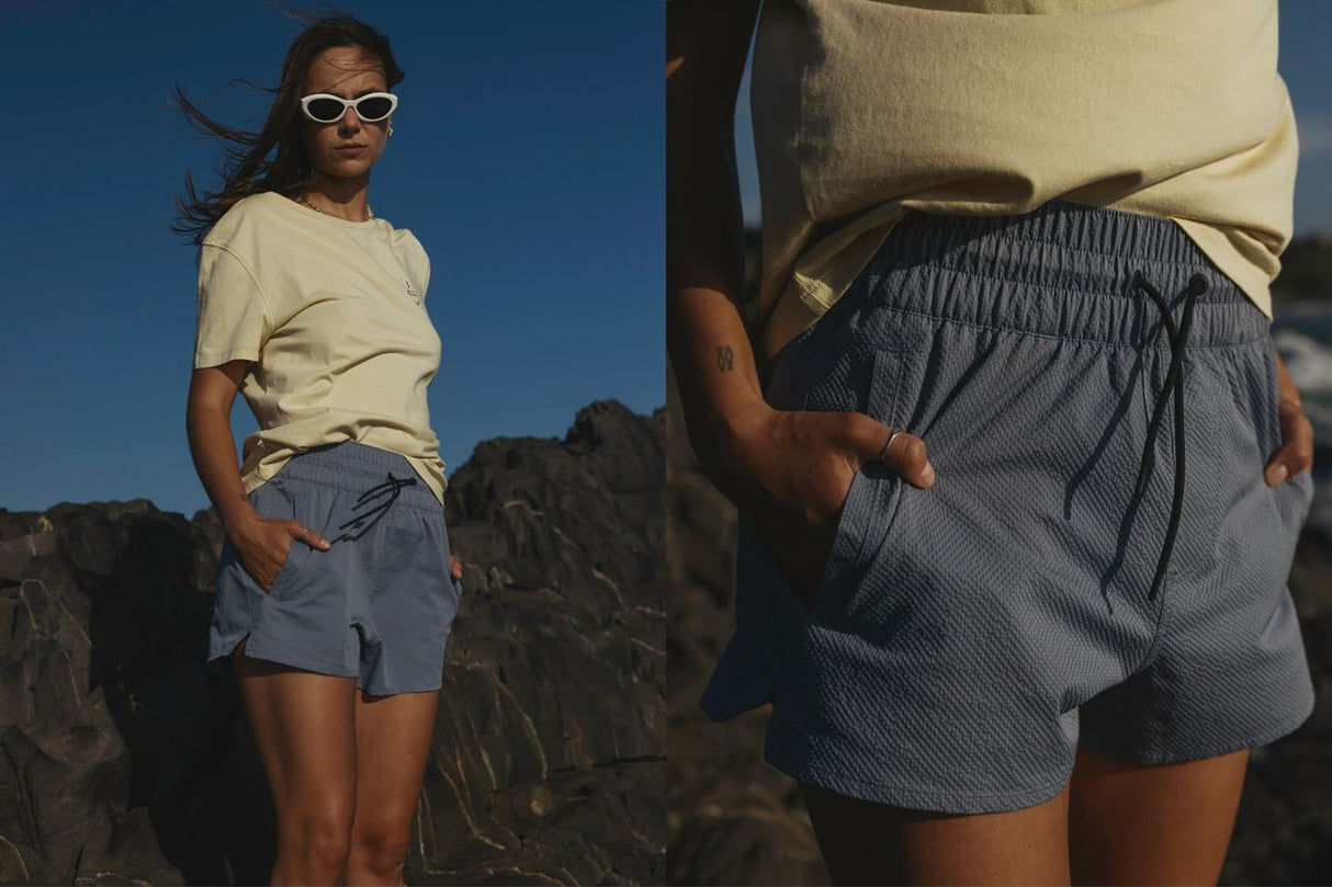 ION Tally 2.5 Boardshorts Damen, Navy Boardshorts mit strukturiertem Material, Frontansicht und Detailaufnahme