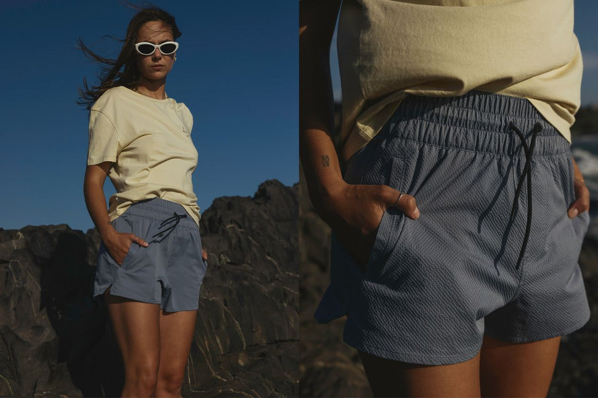 ION Tally 2.5 Boardshorts Damen, Navy Boardshorts mit strukturiertem Material, Frontansicht und Detailaufnahme