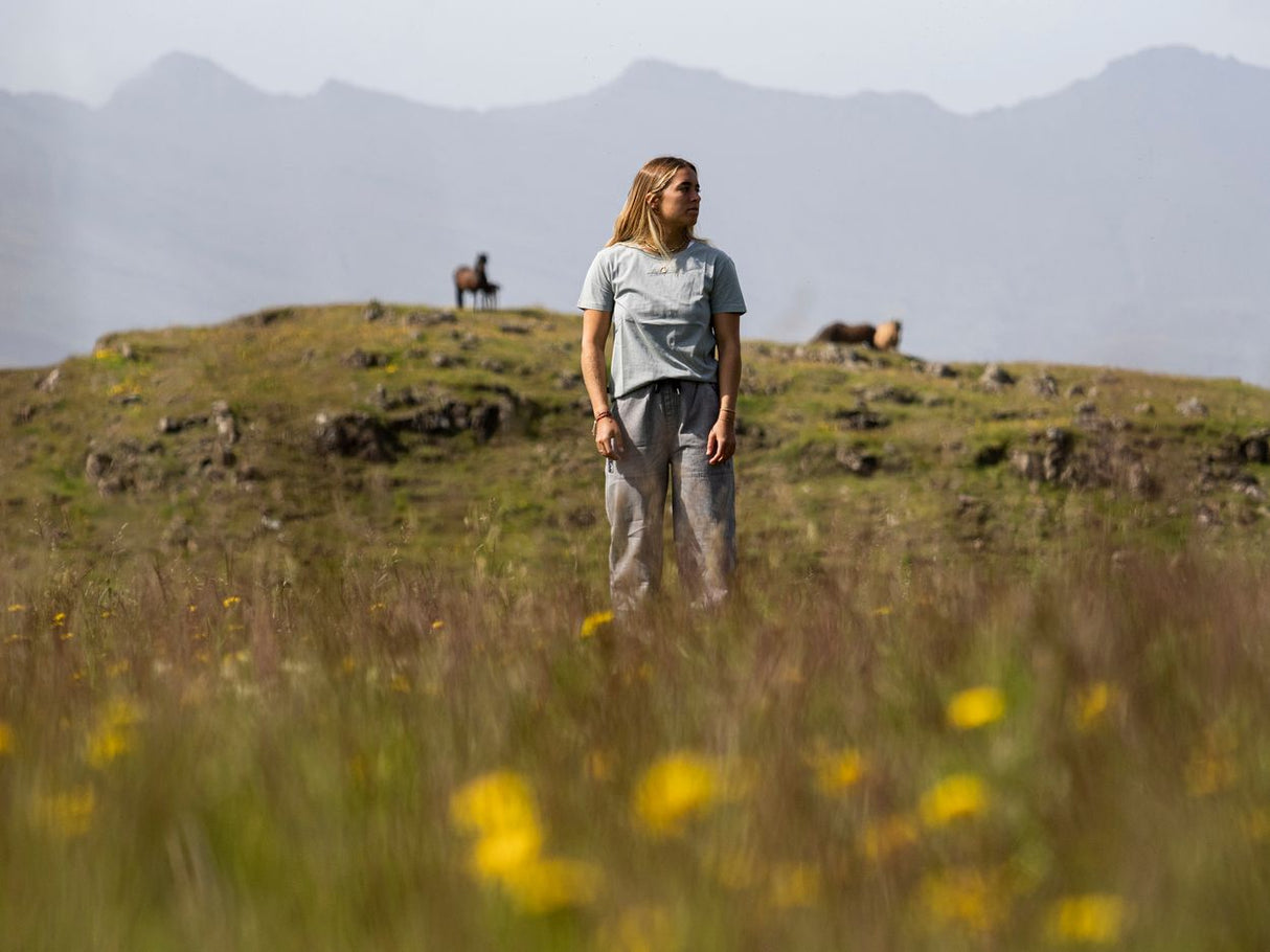 ION Pants HD Cotton 2026 grau, Baumwolle, Wanderhose, Frontalansicht auf Person in Berglandschaft