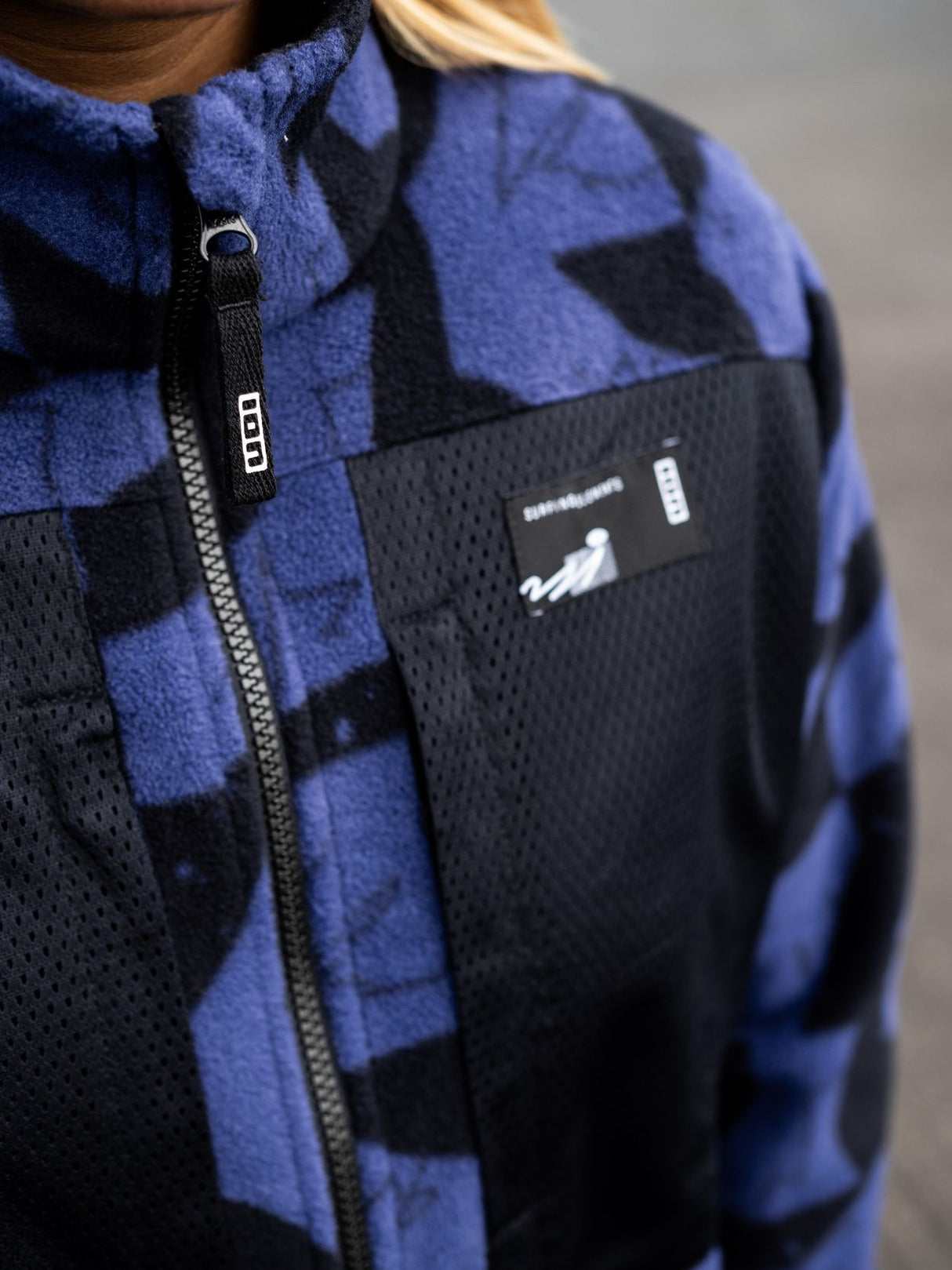 ION HD Fleece Jacke 2026 blau-schwarz kariert, Nahaufnahme Oberkörper mit Reißverschluss und Logo