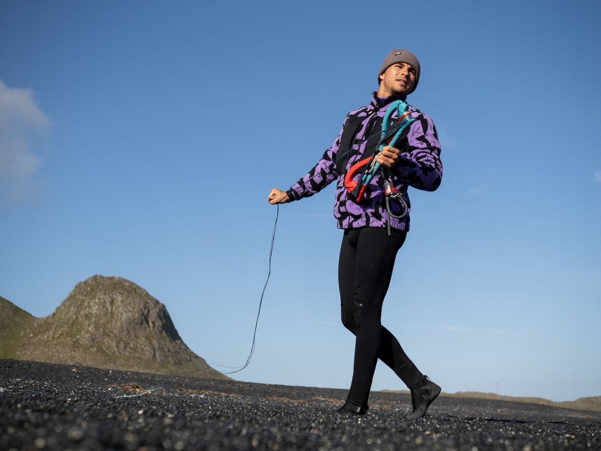 ION HD Fleece Jacke 2026 in Violett, Frontansicht auf Person beim Joggen in Naturlandschaft