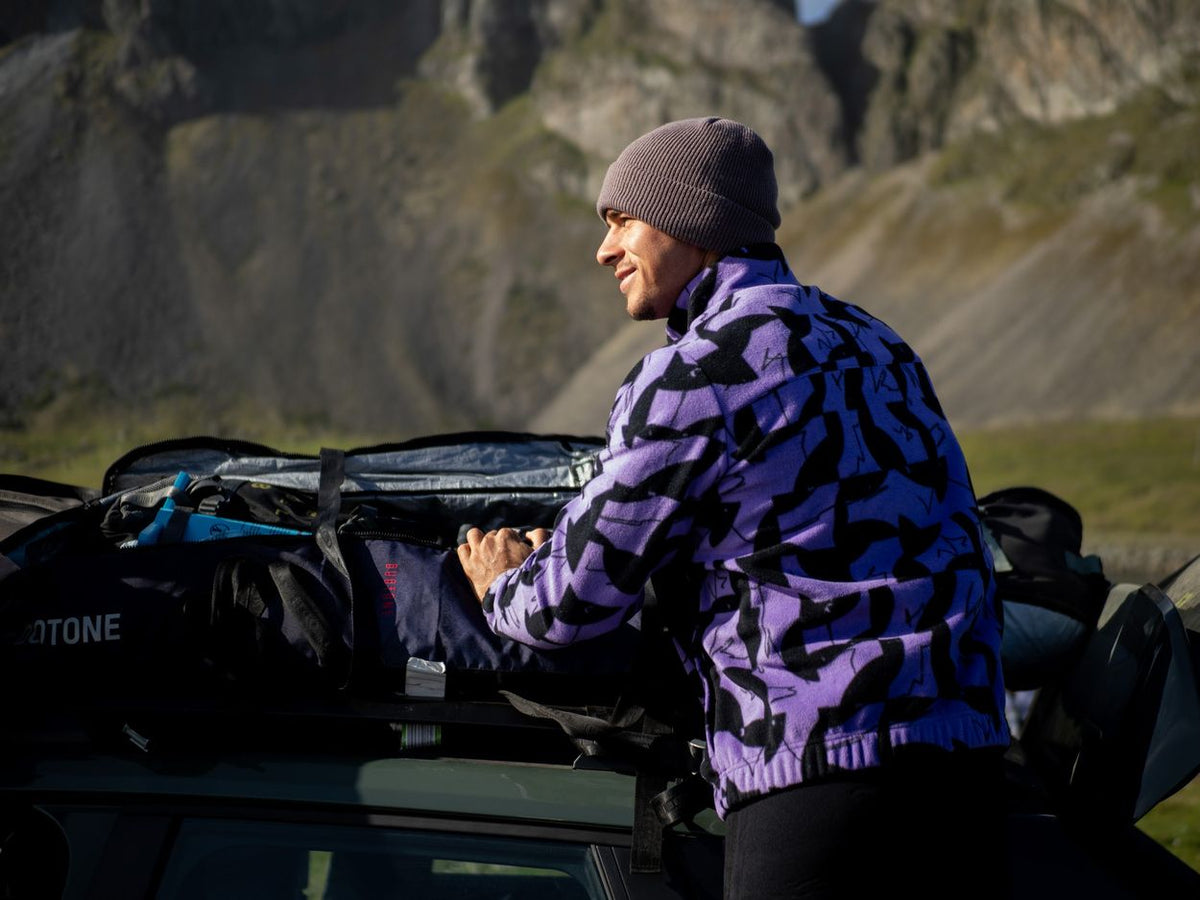 ION HD Fleece Jacke 2026 in Violett mit Zebramuster, getragen bei Outdoor-Abenteuer in den Bergen