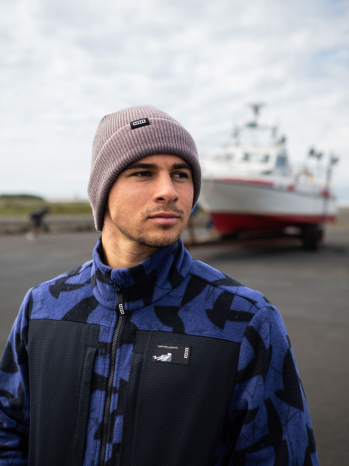 ION HD Fleece Jacke 2026 in Blau-Schwarz, getragen von Mann mit Mütze, Frontalansicht