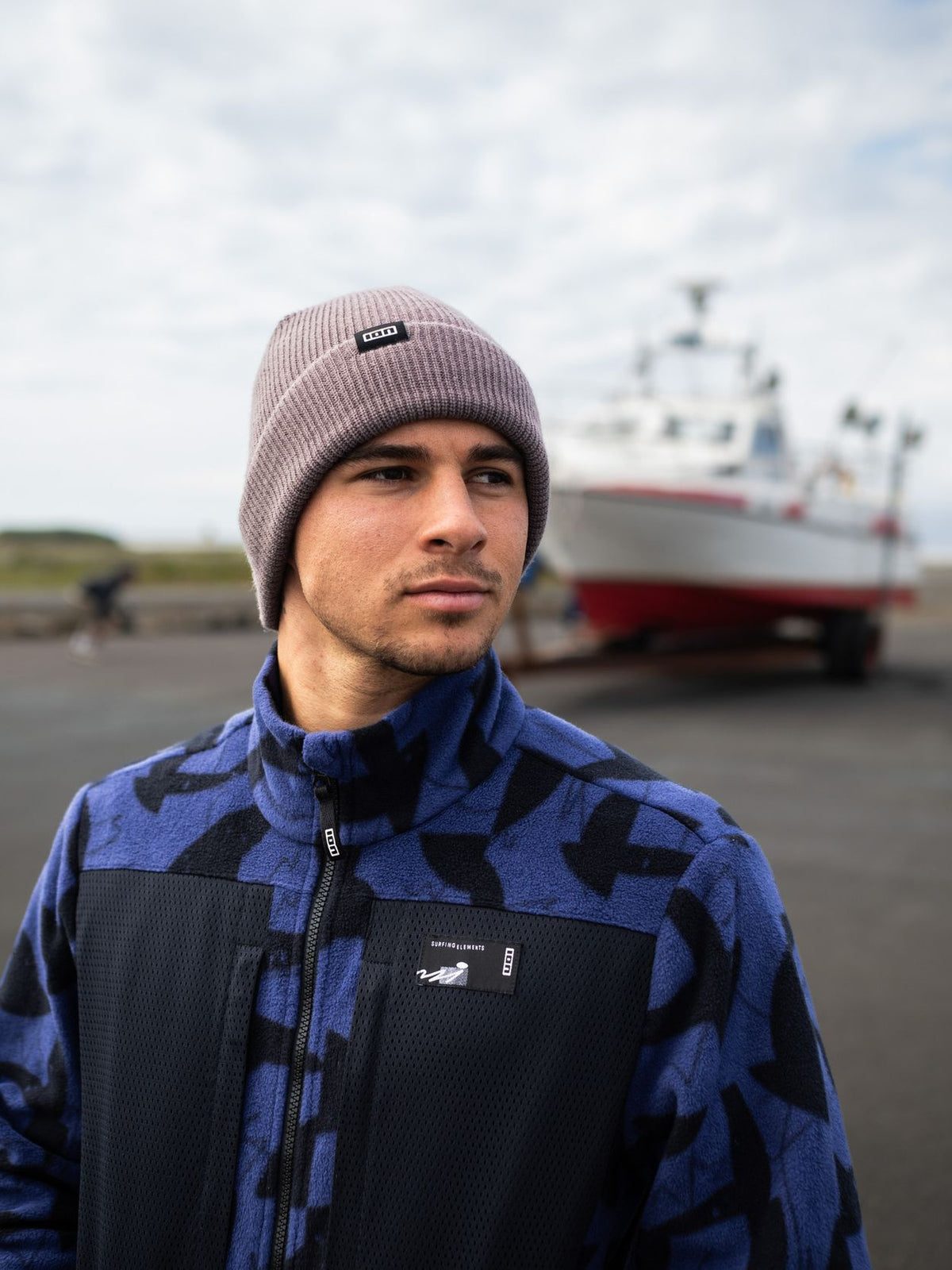 ION HD Fleece Jacke 2026 in Blau-Schwarz, getragen von Mann mit Mütze, Frontalansicht