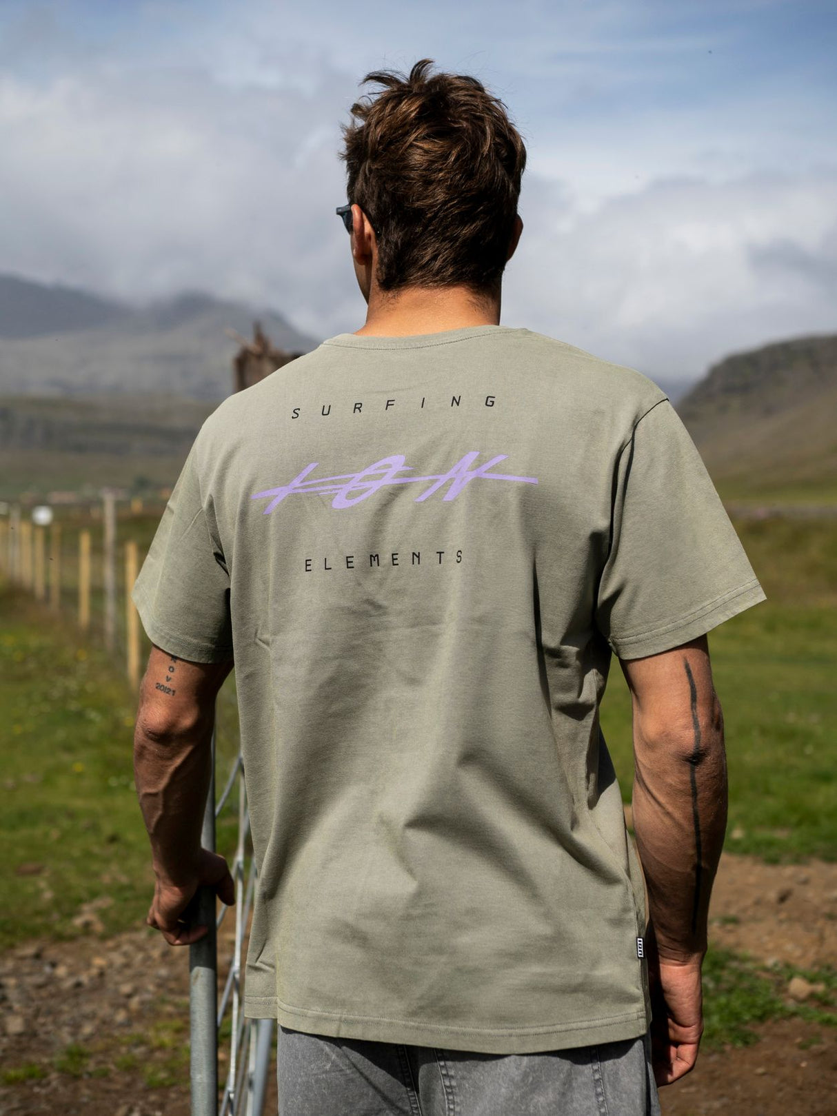 ION Mood 2026 T-Shirt grau mit Surfing Print, Rückansicht, Herrenmodell in Naturlandschaft
