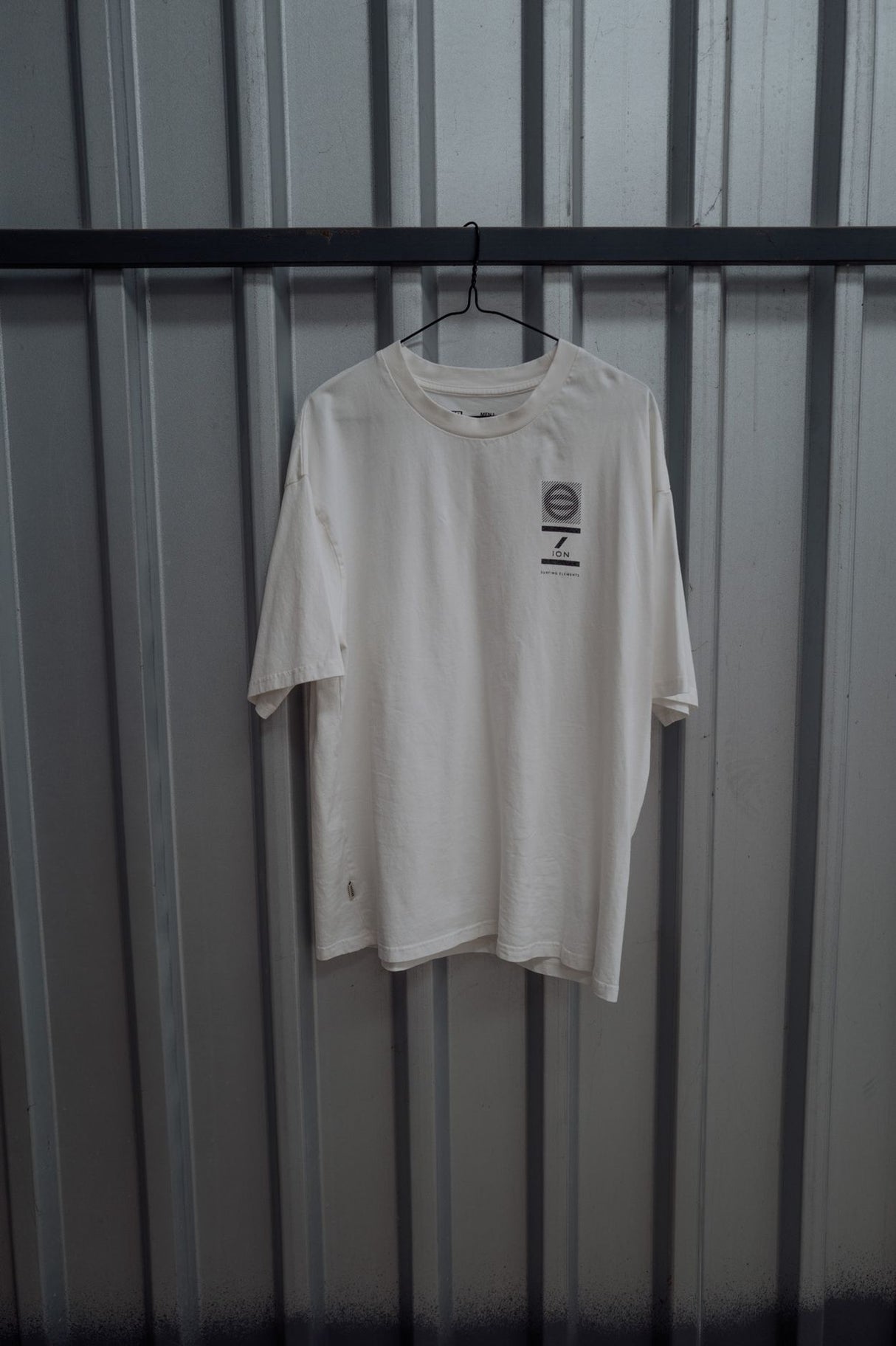 ION Vibes T-Shirt 2026 in Weiß mit kleinem Logo-Print auf der Brust, hängend an Kleiderbügel