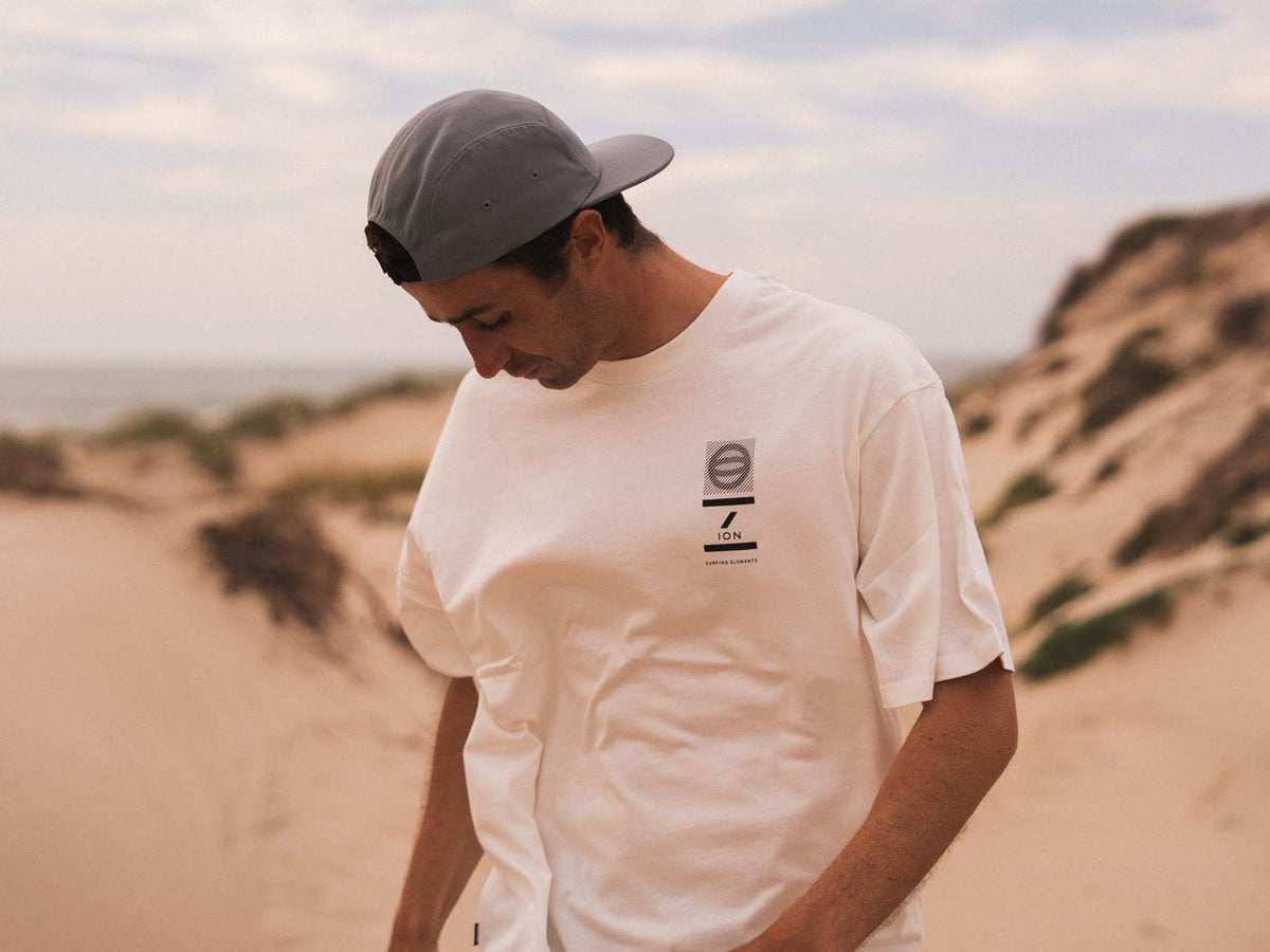 ION Vibes T-Shirt 2026 in Weiß mit Brusttasche-Print, Baumwolle, Frontansicht getragen in Wüstenlandschaft