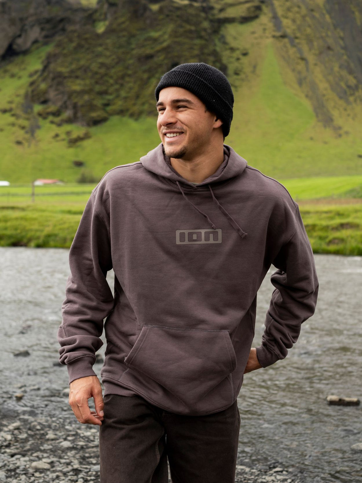 ION IONIC Hoodie 2026 in Graubraun, Frontansicht auf Person getragen, mit Kapuze und ION-Logo