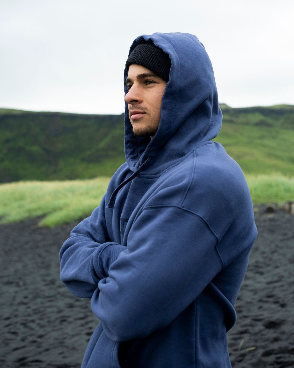 ION IONIC Hoodie 2026 in Blau, Seitenprofil, Mann mit Kapuze in Natur