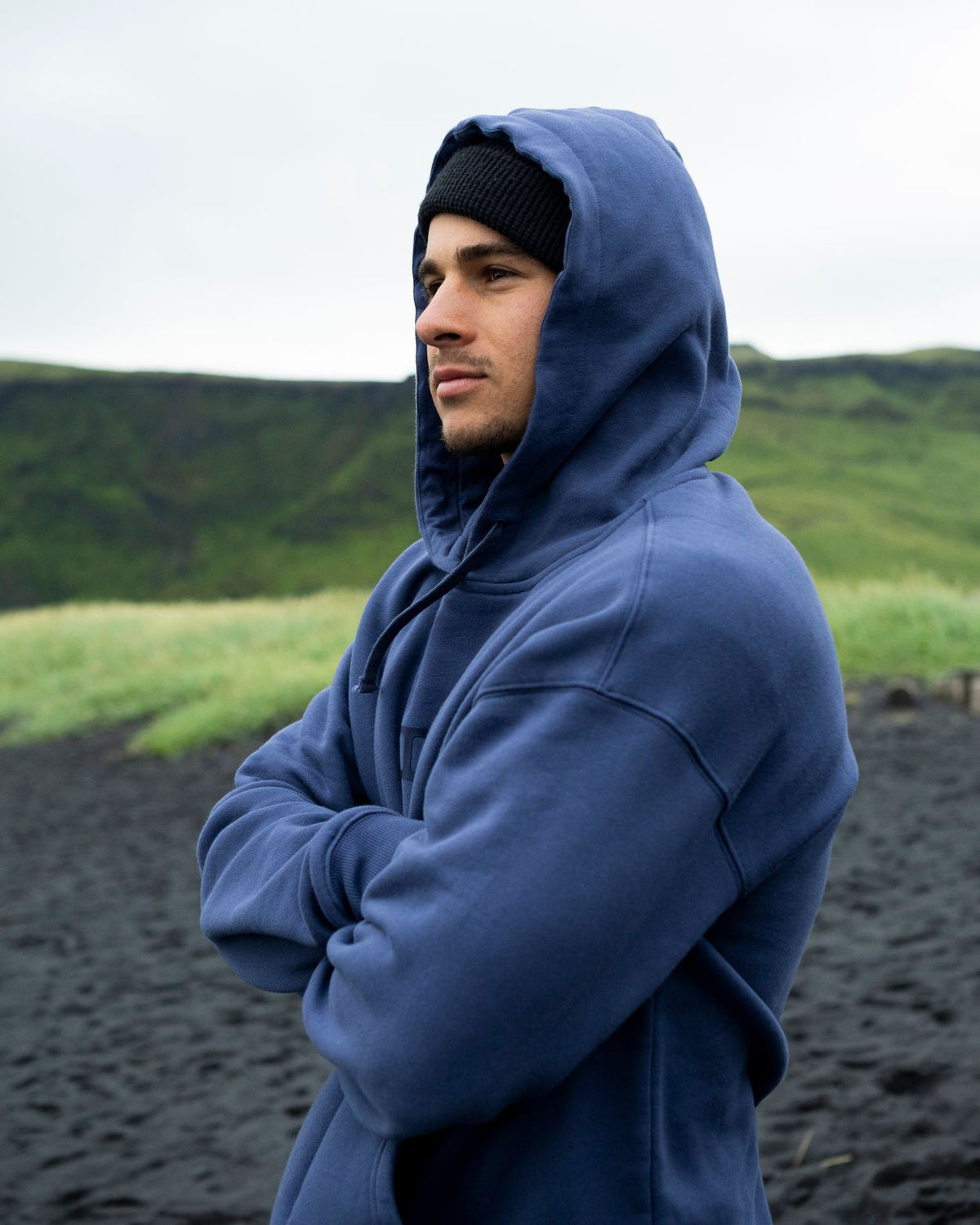 ION IONIC Hoodie 2026 in Blau, Seitenprofil, Mann mit Kapuze in Natur
