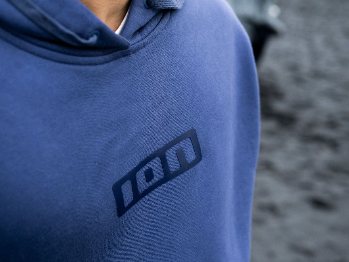 ION IONIC Hoodie 2026 in Blau mit Kapuze und Logo-Print, Nahaufnahme der Vorderseite