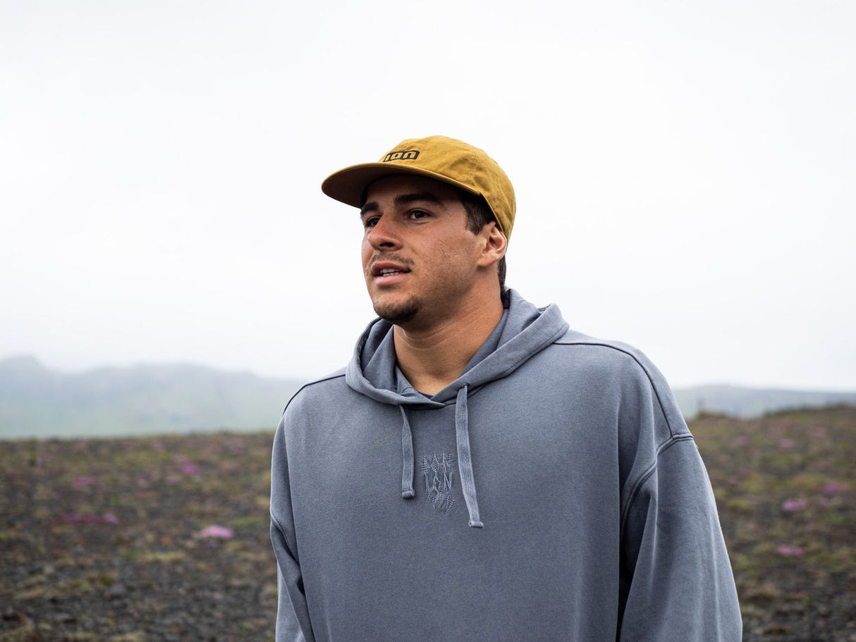 ION Surfing Elements Hoody 2026 grau, Kapuzenpullover aus Funktionsmaterial, Frontalansicht auf männlichem Modell getragen
