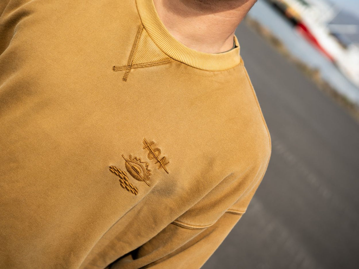 ION Sweater Mood Men in Gelb mit gesticktem Logo, Frontalansicht
