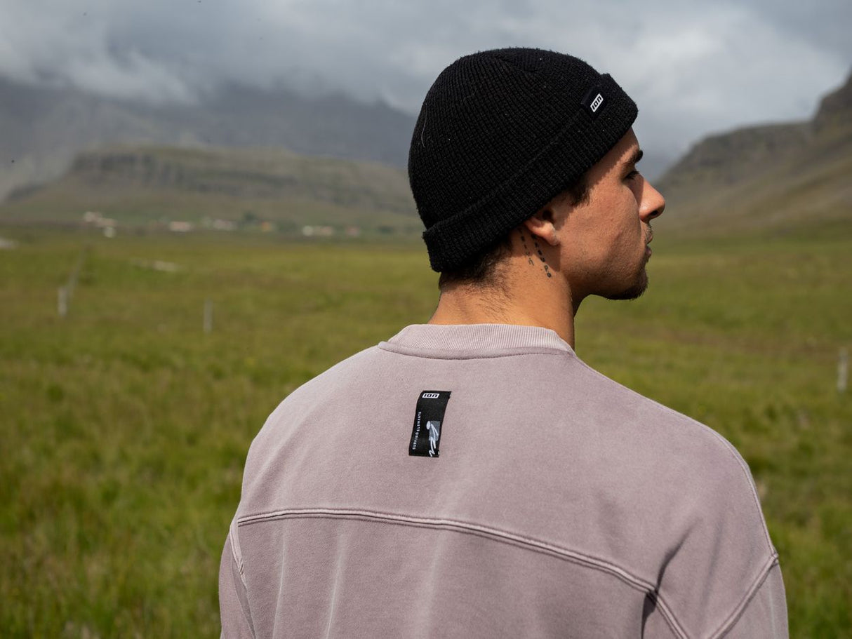 ION Sweater Mood Herren in Beige, Rückansicht, Mann trägt Pullover mit schwarzer Mütze in Berglandschaft