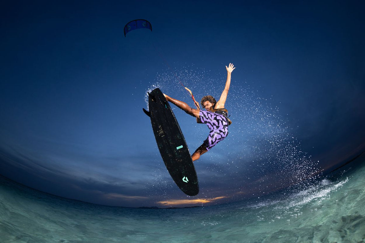 ION Boardshorts AOP 2026 mit Allover-Print, Kitesurfer in Action im Wasser, Frontalansicht