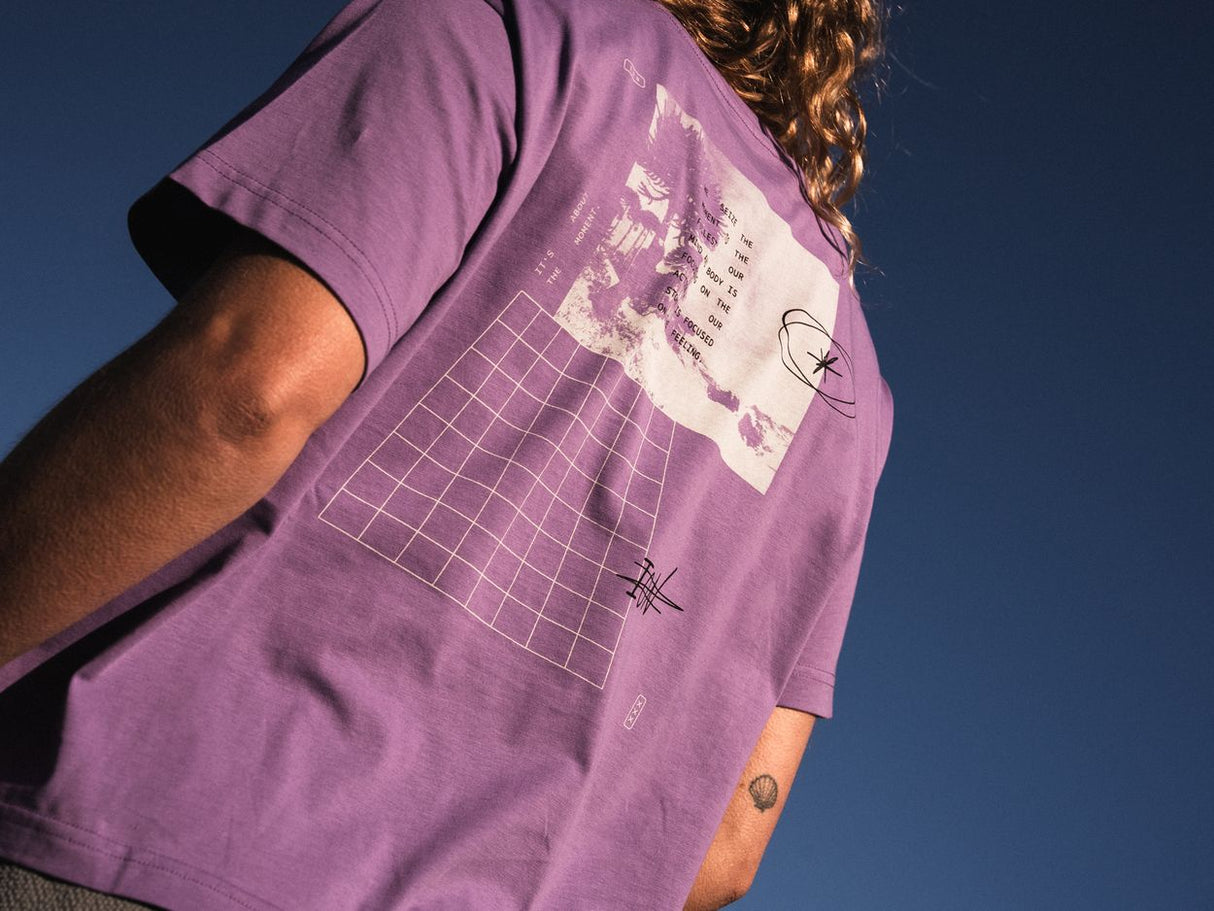ION Tee Vibes 2026 Baumwoll-T-Shirt in Violett mit Grafik-Print, Seitenansicht getragen