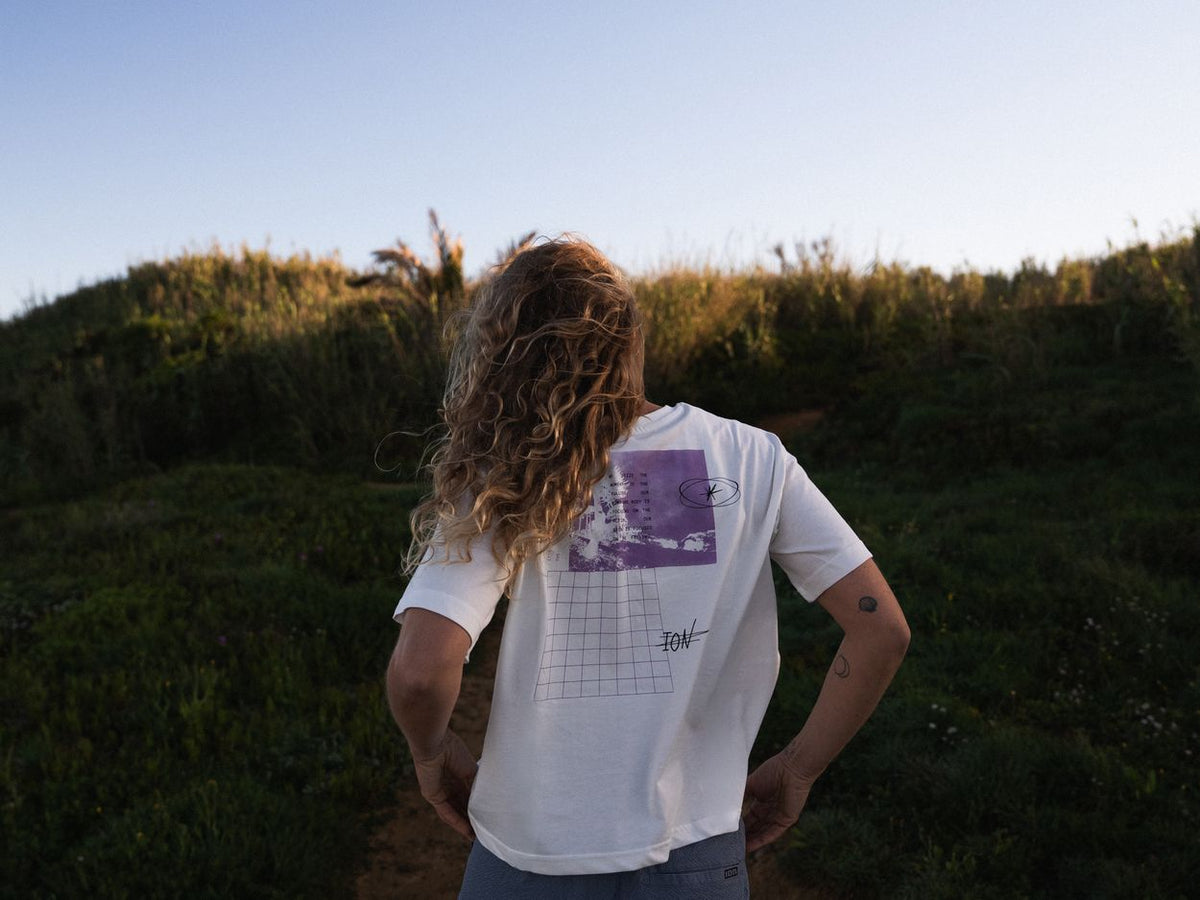 ION Ion Tee Vibes 2026 weißes T-Shirt mit violettem Print, Rückansicht in Natur getragen