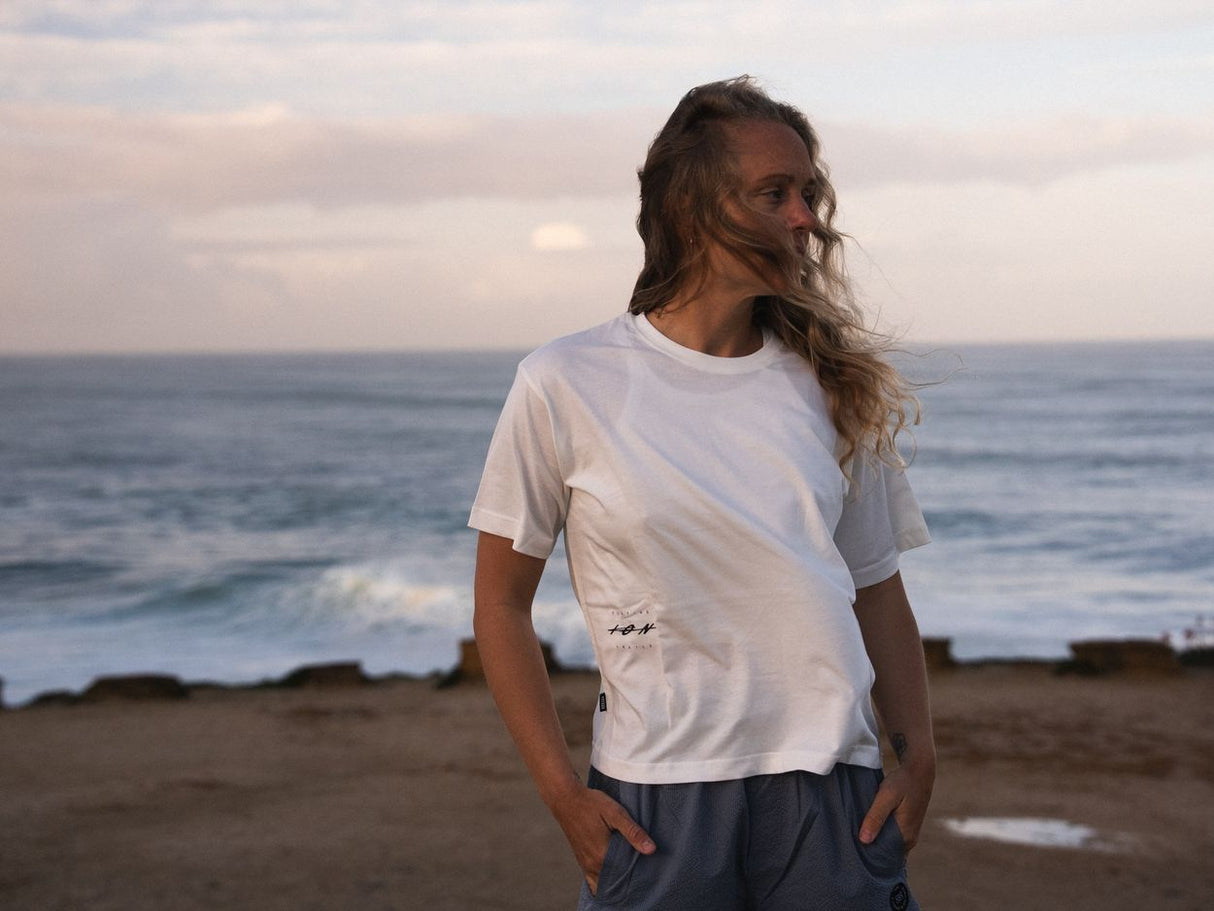 ION Tee Vibes 2026 weißes T-Shirt aus Baumwolle, Frontansicht an einem Strand getragen