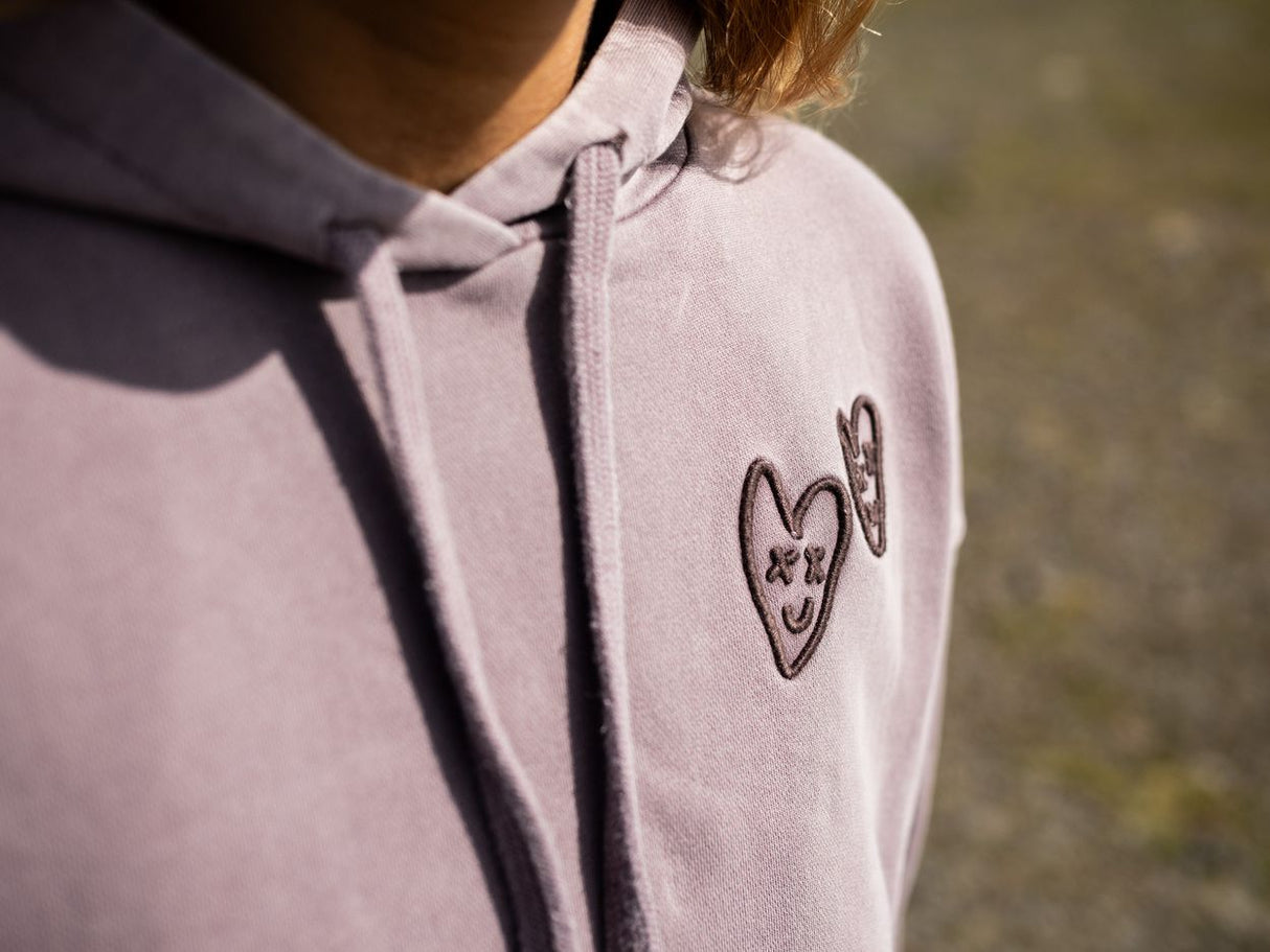ION Hoody No Bad Days 2026 in Hellrosa mit Herzprint, getragen von vorne, Detail-Ausschnitt der Schulter