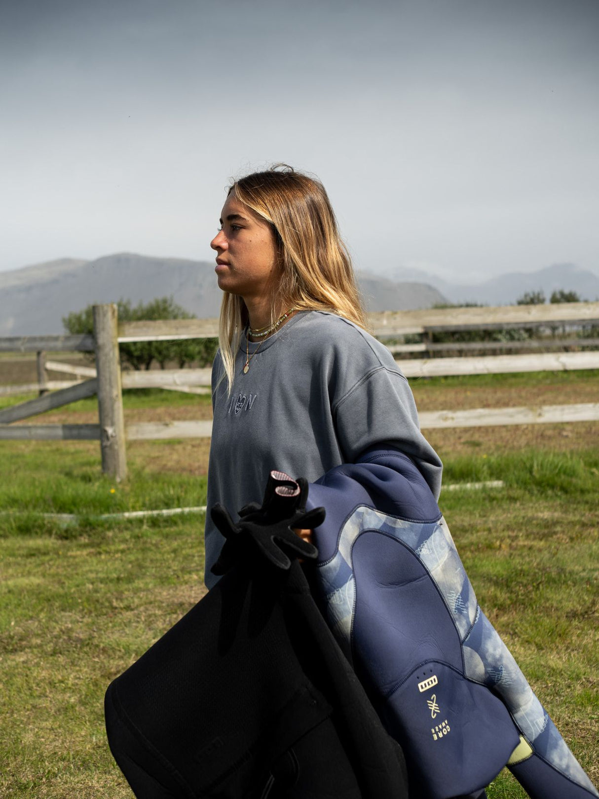 ION Sweater Mood 2026 Pullover grau-blau, Frontalansicht auf Person in Landschaft
