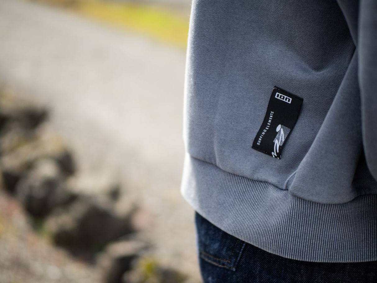 ION Sweater Mood 2026 grau, Strickpullover mit schwarzem Label-Patch an der Seite, Detailansicht