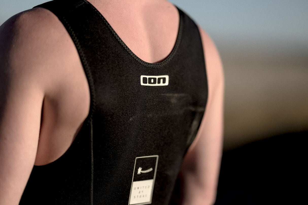 ION Element 2.0 2027 schwarzes Neopren-Vest mit Logo, Frontalansicht auf Träger
