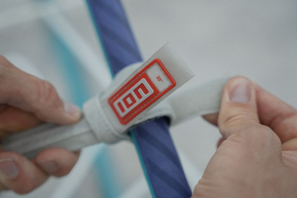 ION Windsurf Harness Line Fix Pro 2026 Befestigungssystem mit rotem Logo, Nahaufnahme der Montage an Leine