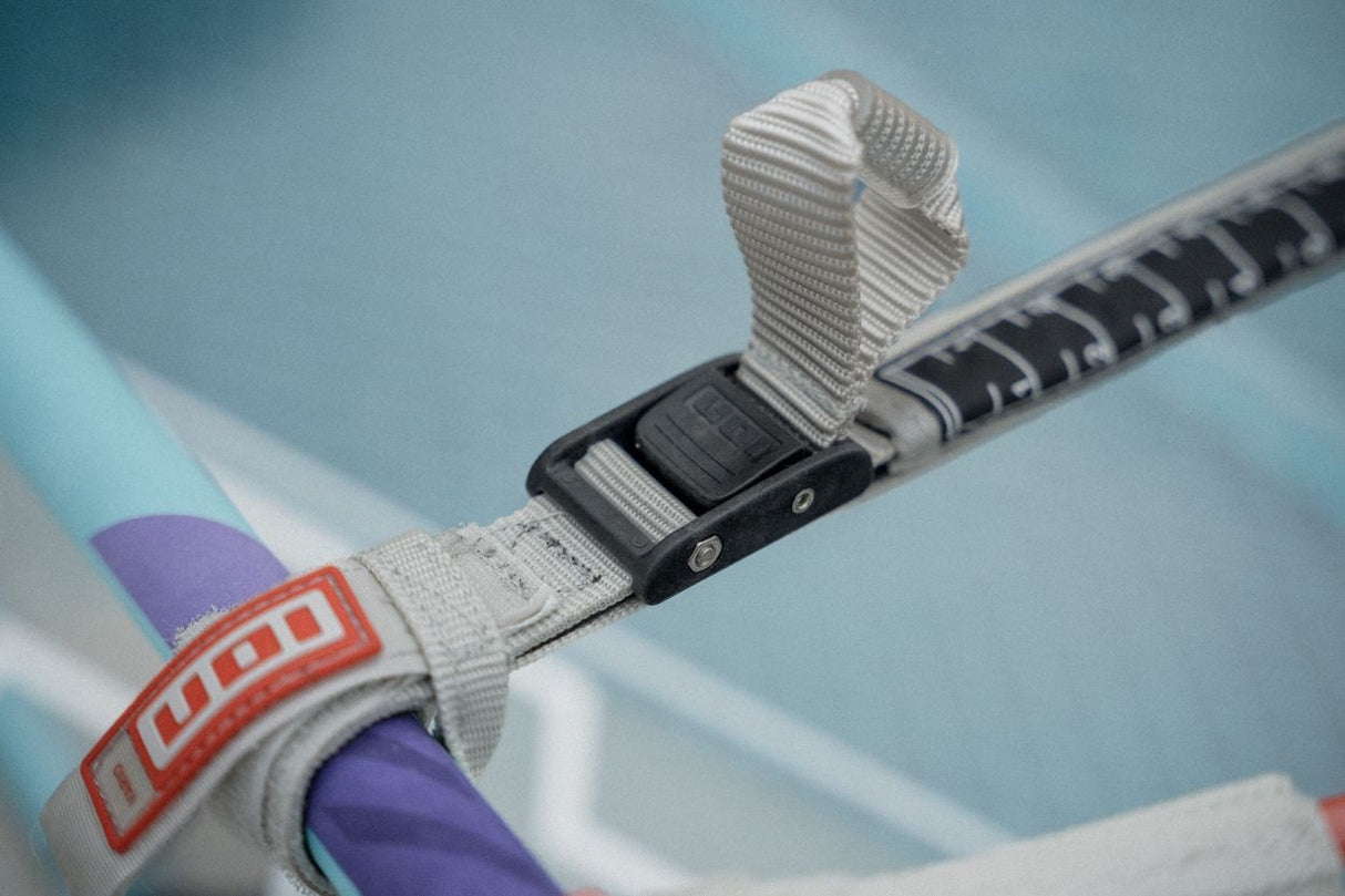 ION Windsurf Harness Line Vario 2026, weiße Trapezleine mit schwarzer Metallschnalle, Detailansicht der Befestigung