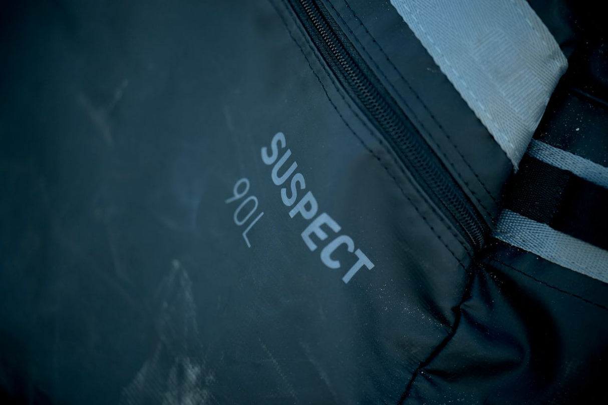ION Suspect Duffel Bag 2024 in Blau mit reflektierendem Logo, Reißverschluss und Tragegriffen, Detailansicht