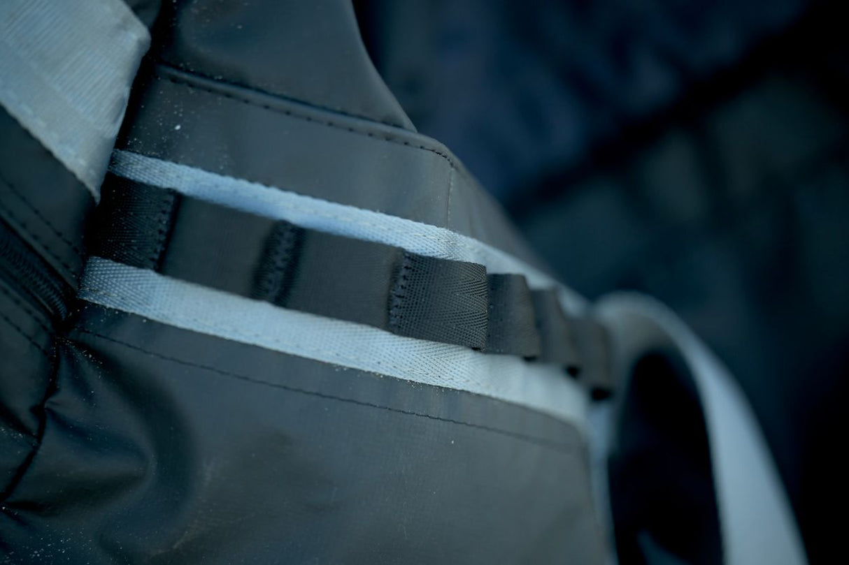 ION Suspect Duffel Bag 2024 in Dunkelblau mit reflektierenden Riemen, Detailansicht der Verschnallungen