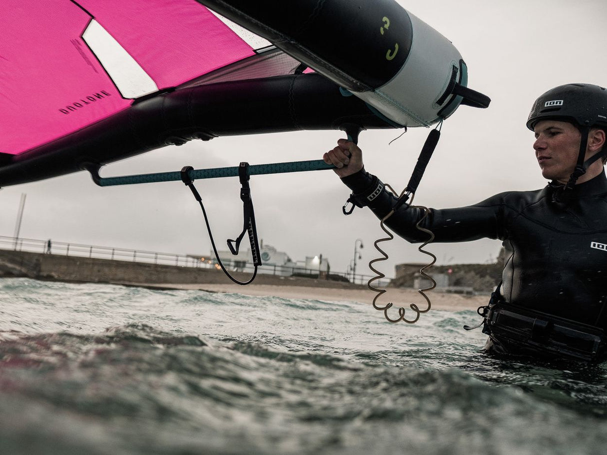 ION Wing Leash Core Coiled Wrist schwarz, Spiralkabel-Sicherungsleine für Kiteboarding im Wasser befestigt