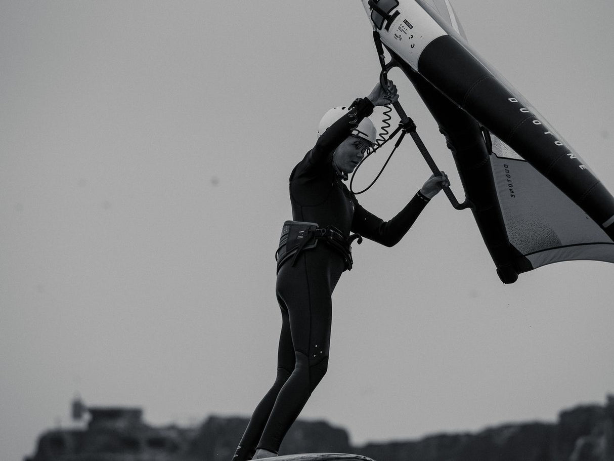 ION Wing Harness Line 2026 schwarz, Kitesport Ausrüstung mit Befestigungssystem, Detailansicht von vorne