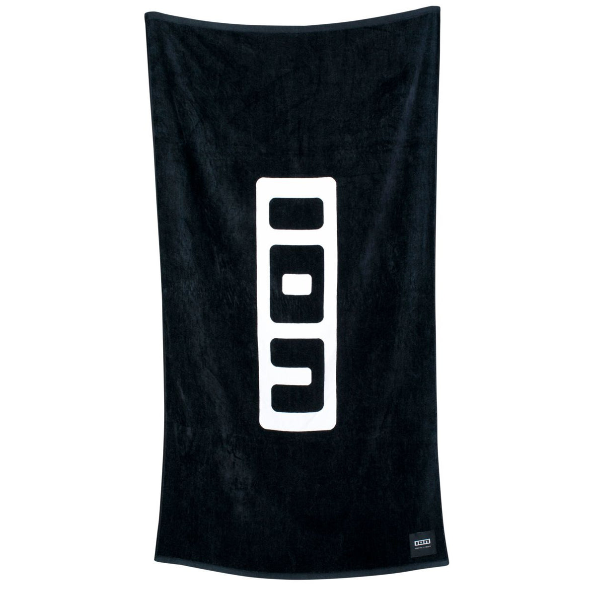 ION Premium Strandtuch 2023 in Schwarz mit großem ION-Logo, Frottee-Material, hängend präsentiert