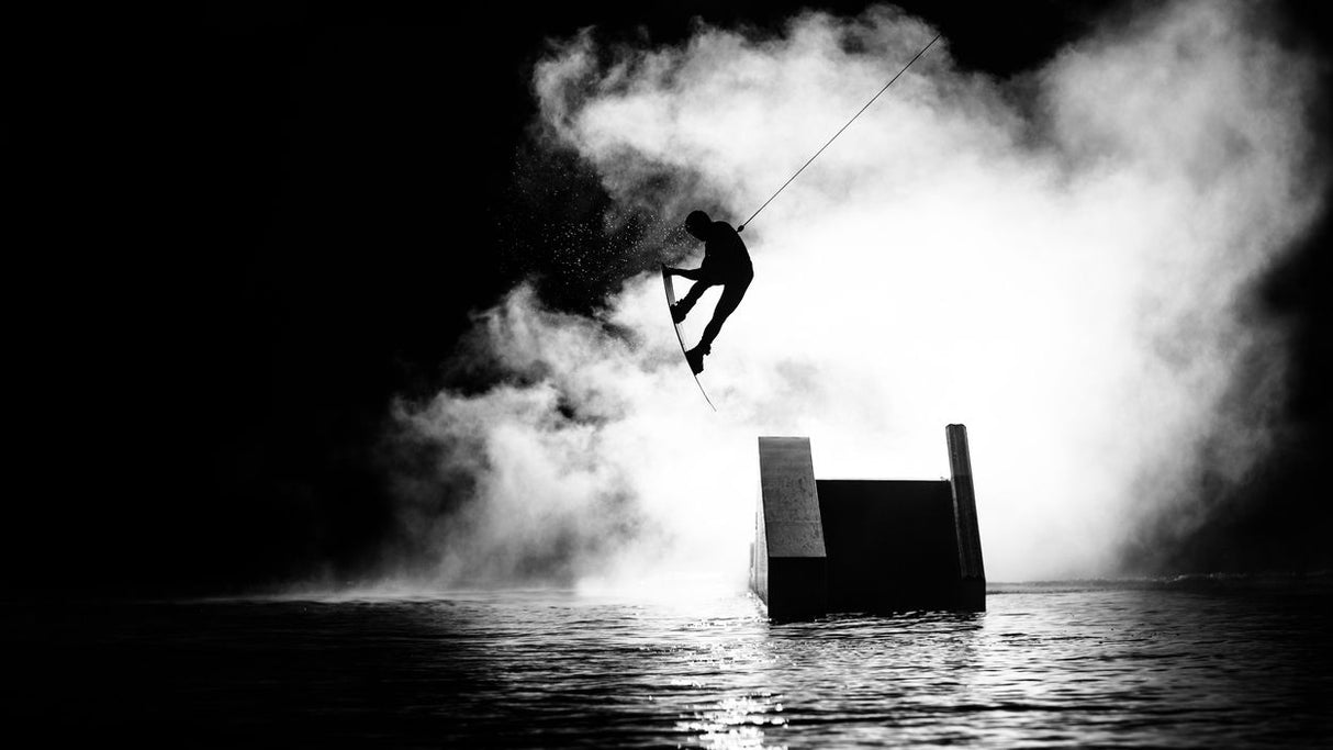 ION Vector Vest Element Side Zip 2026 schwarze Wakeboard-Weste mit Seitlichem Reißverschluss, Athlet in Aktion über Wasser