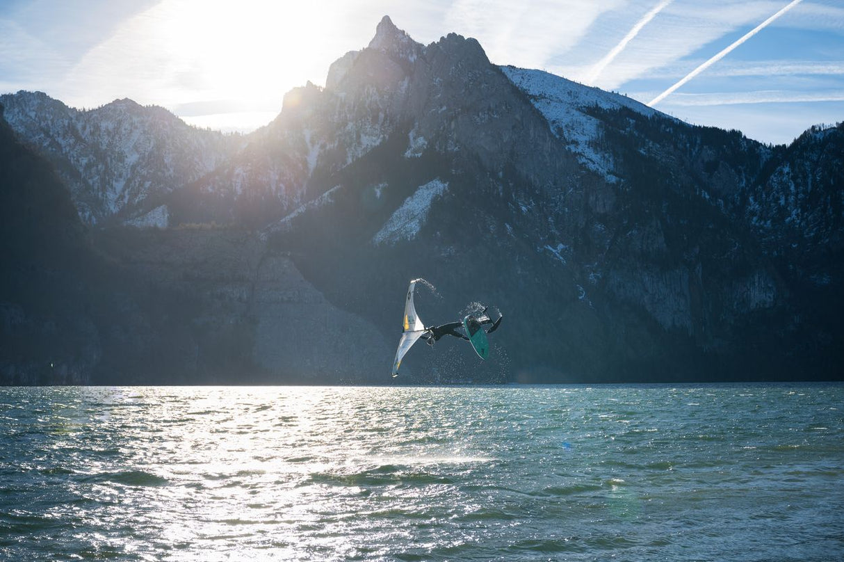 ION Vector Vest Element Side Zip 2026 grau, Kitesurfer in Aktion auf dem Wasser, Seitenreißverschluss